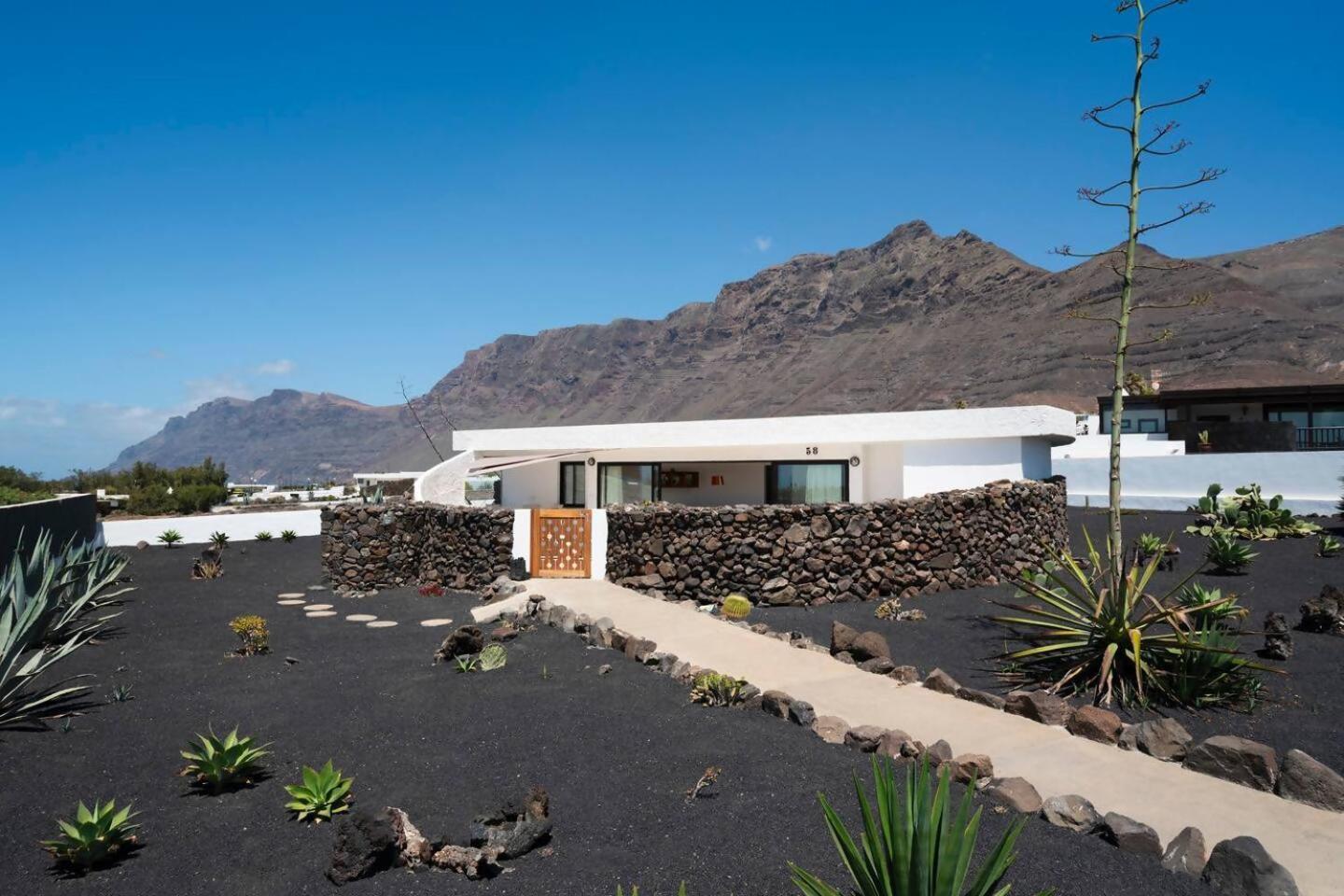 Lanzarote Famara Beach Bungalow المظهر الخارجي الصورة