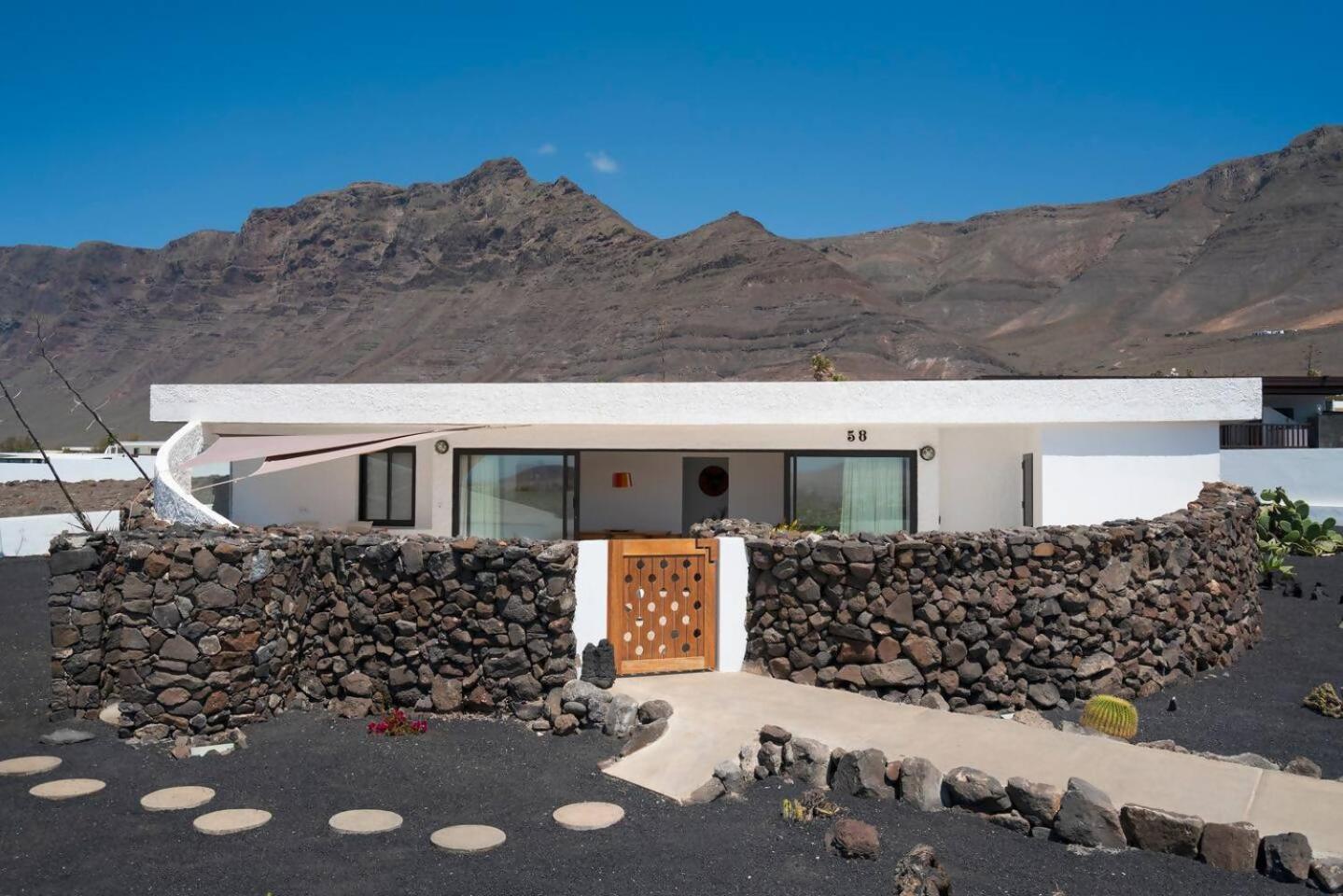 Lanzarote Famara Beach Bungalow المظهر الخارجي الصورة